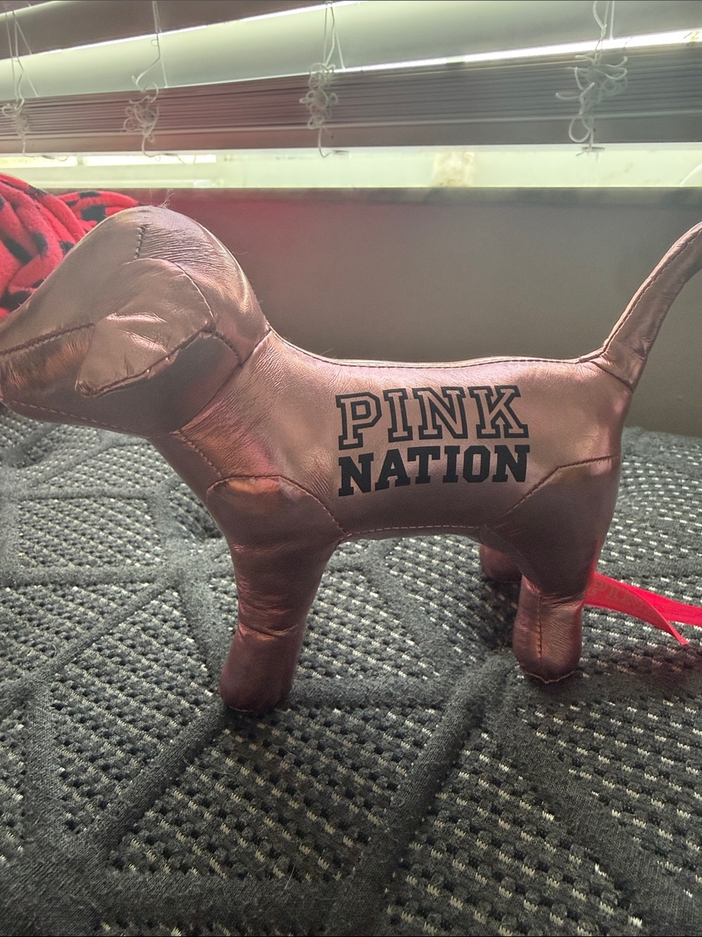 2015 Victoria secret Metallic Rose Dog Figurine Décor